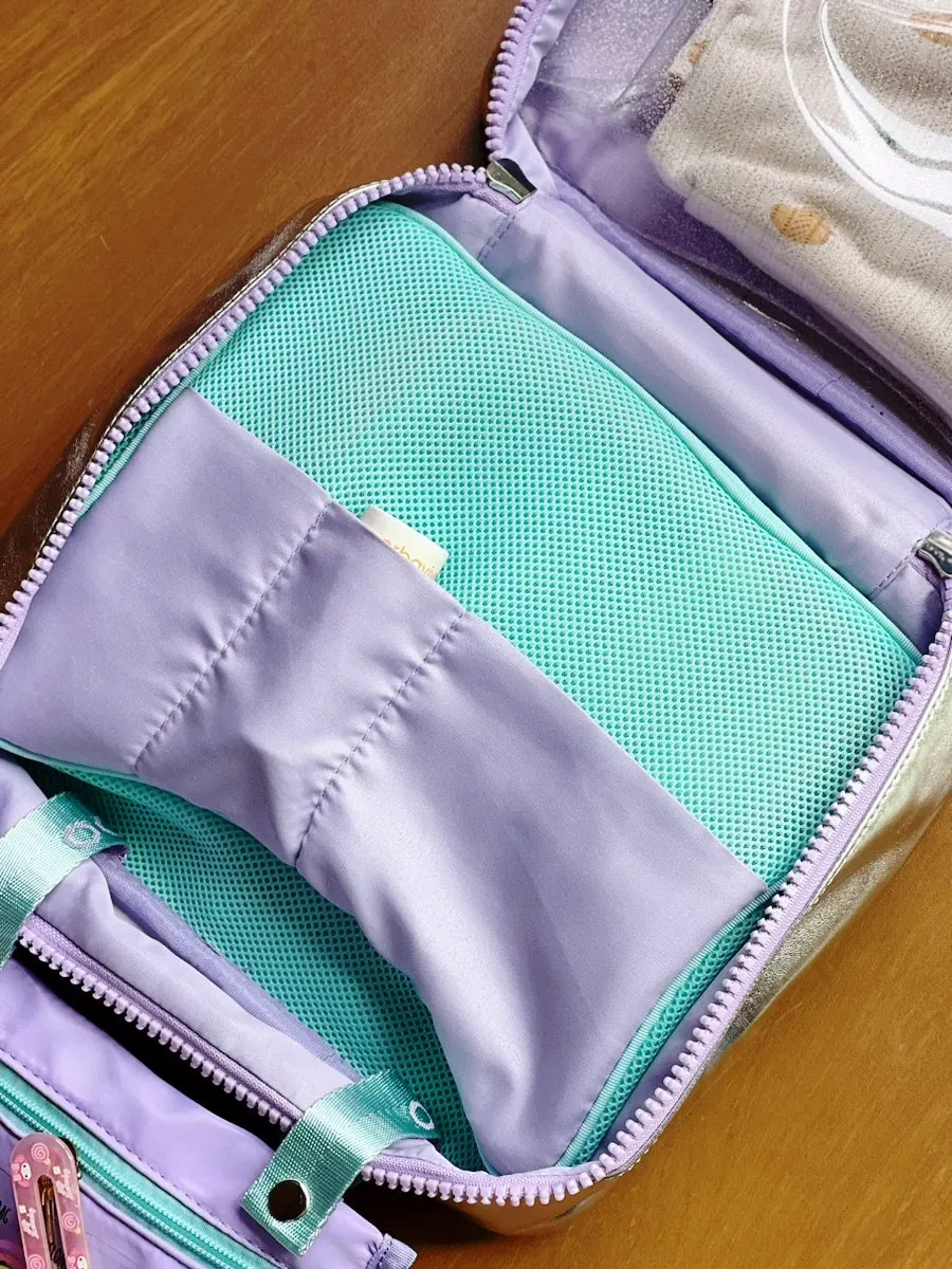 Front pocket and mesh pocket of the middle pouch