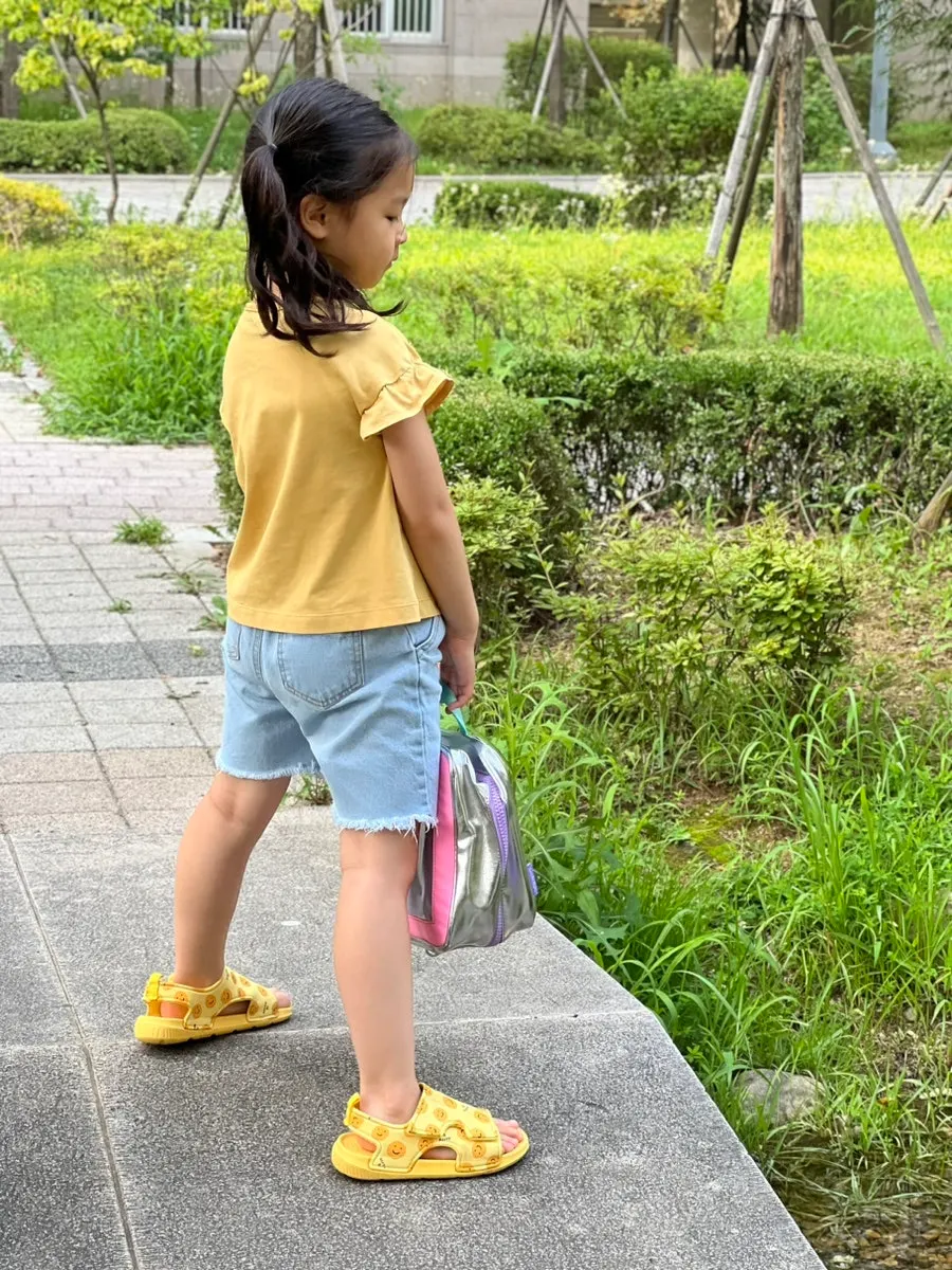 Hanging wash bag in a child’s favorite style