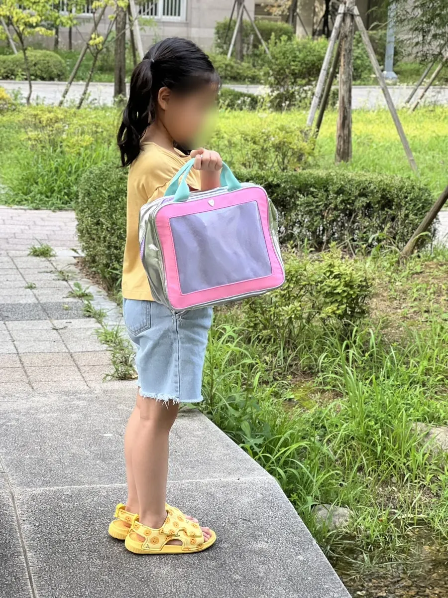 子供にハンギングウォッシュバッグを見せる写真