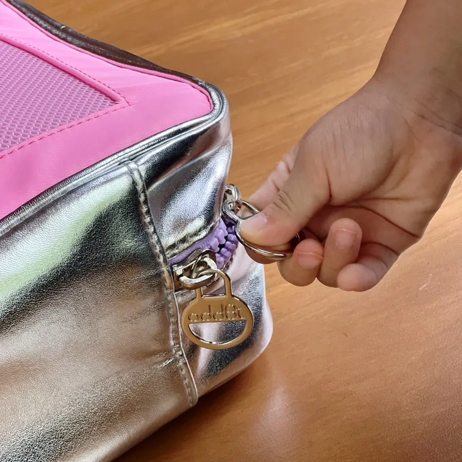 Rounded handle and zipper