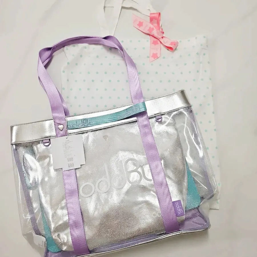 큰 수납력을 소개하는 투명 비치백