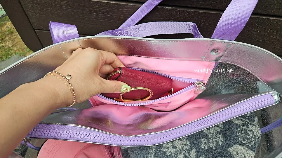 여름 패션에 매치한 실버 비치백