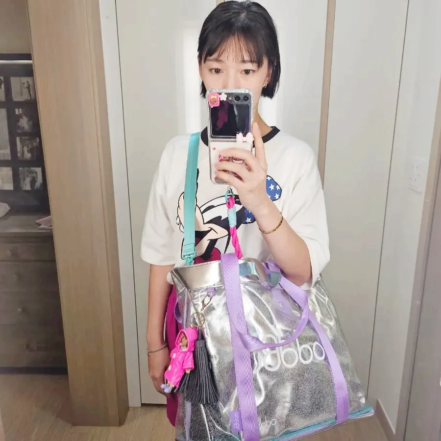 일상 가방으로 활용한 투명 비치백