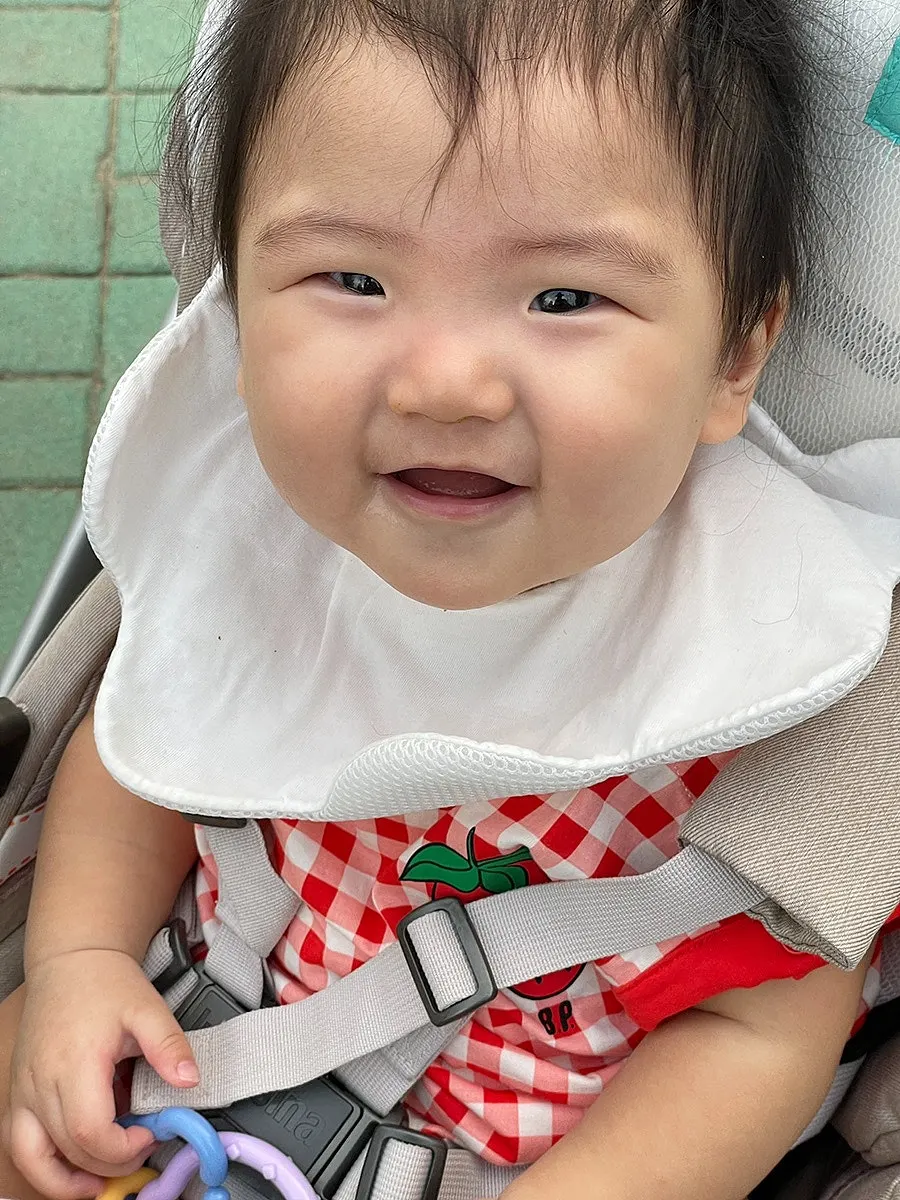 Baby and cooler bag before an outing