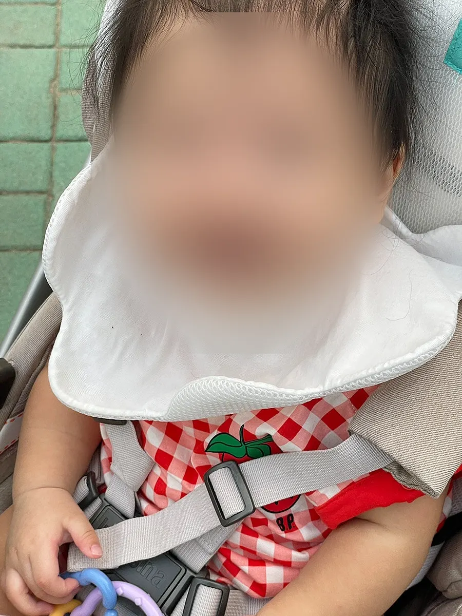 外出を控えた赤ちゃんと保冷バッグ