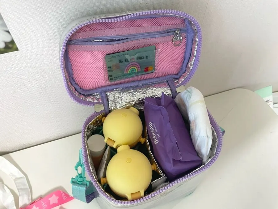 아이 외출 물품을 넣은 쿨러백