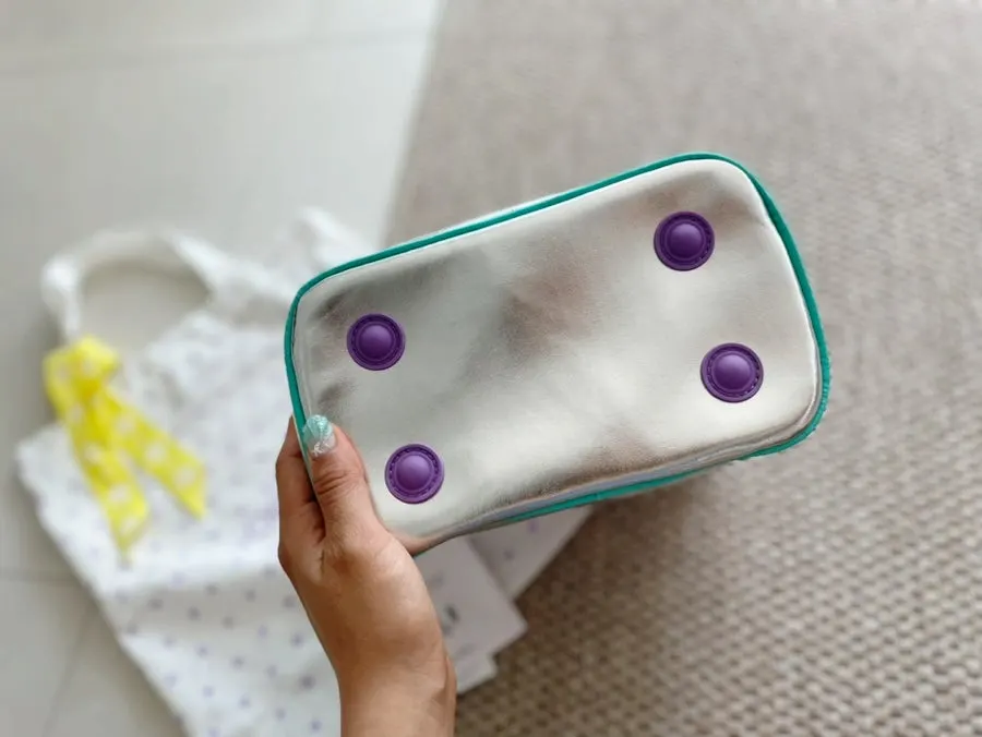 고양이 그림이 붙은 쿨러백 태그