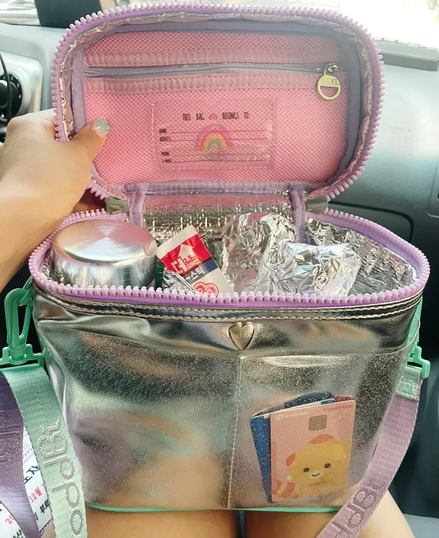 도시락과 음료를 담은 쿨러백