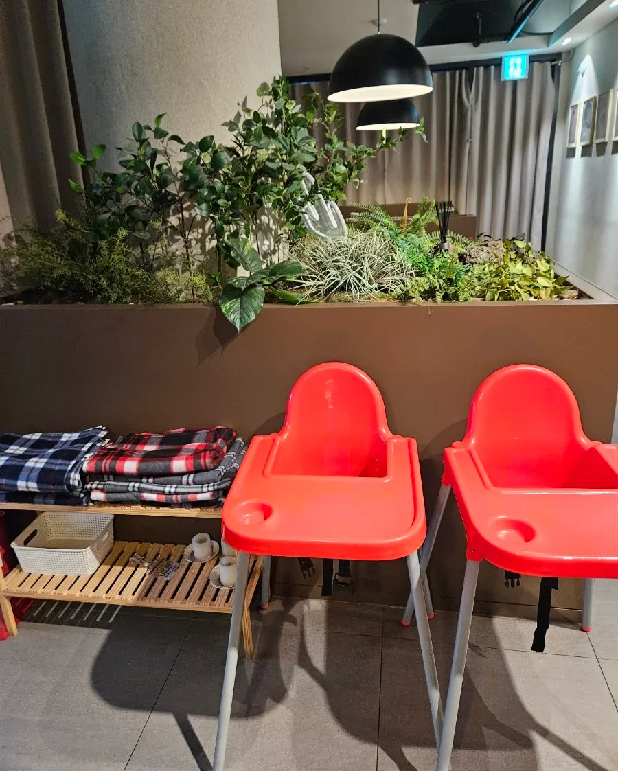 Restaurant area with guest blankets available
