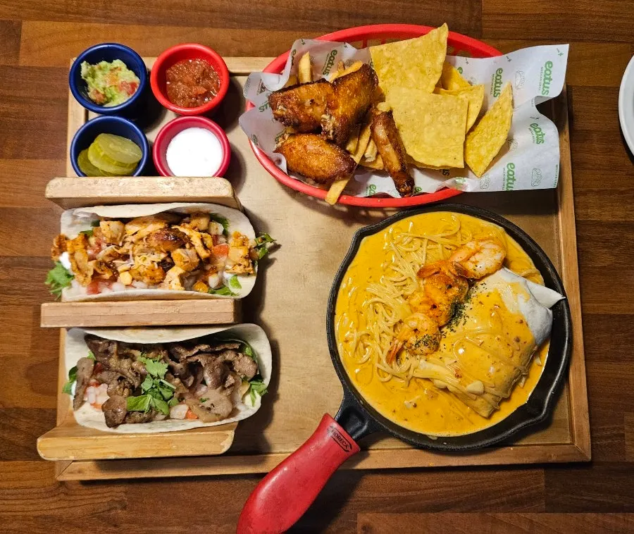 Combo platter with chicken and carnitas tacos