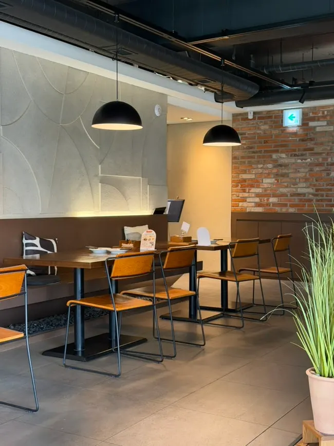 Interior atmosphere at Eaters Mexican HUFS Branch