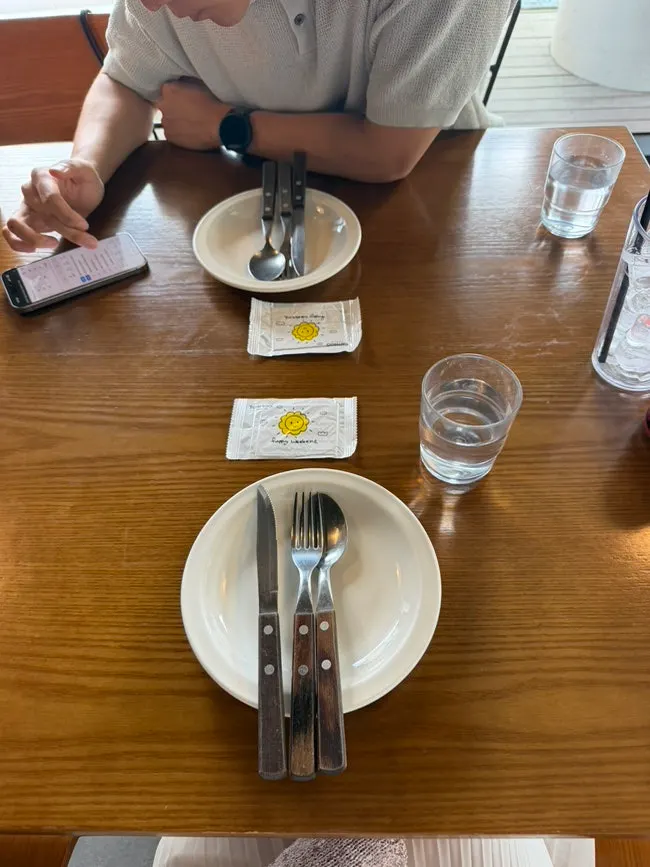 Table setting with cutlery and wet wipes