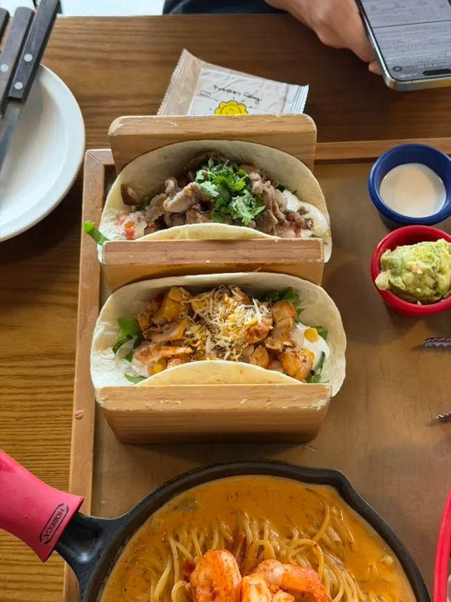 Chicken taco and carnitas taco