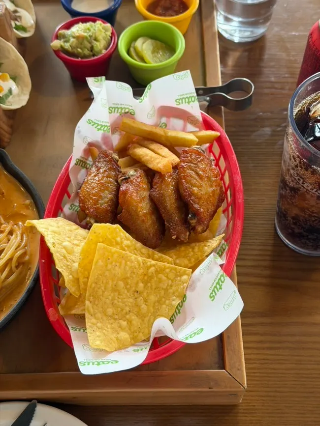 Buffalo wings and nacho chips