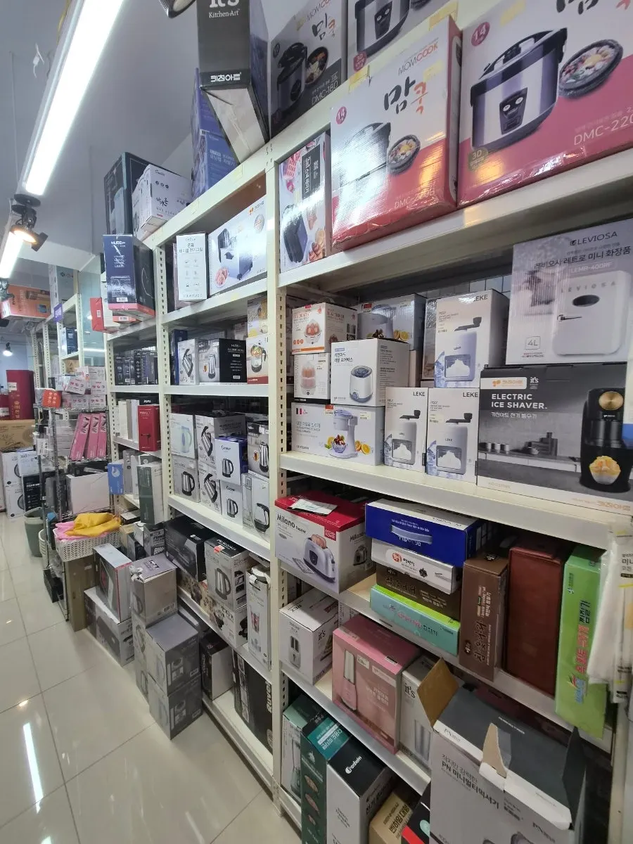 크기와 디자인이 다양한 쟁반 진열대