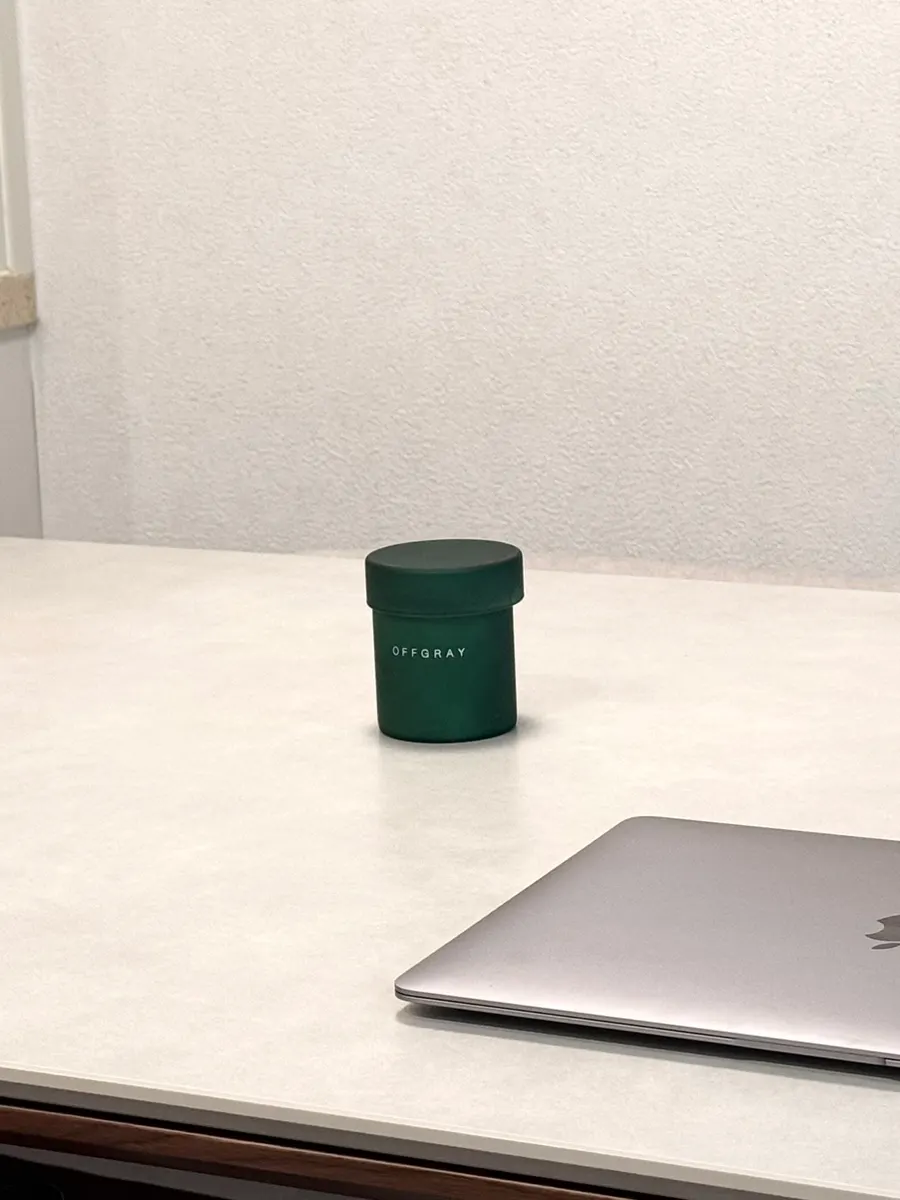 Offgray aroma candle chosen to match the writer's Saju