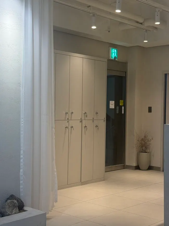 Mirror and seating at Obeumua Hongdae Branch