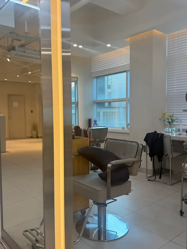 Waiting area and lockers at Obeumua Hongdae Branch