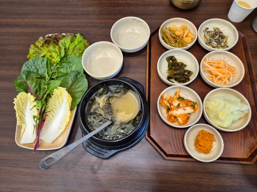 기본 밑반찬과 쌈채소, 미역국이 놓인 상차림