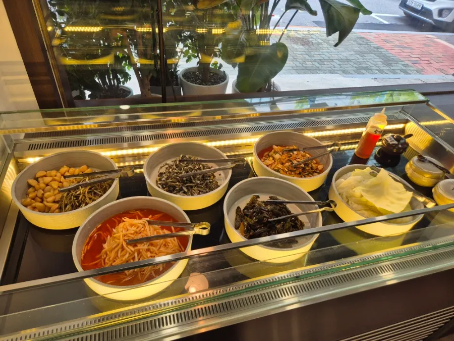 백향짚불구이 반찬 셀프바
