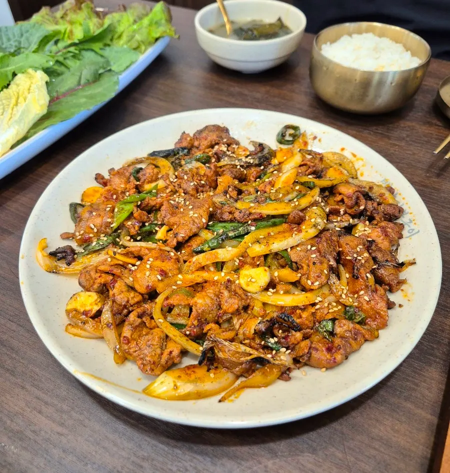 철판에 담겨 나온 고추장 돼지 짚불구이