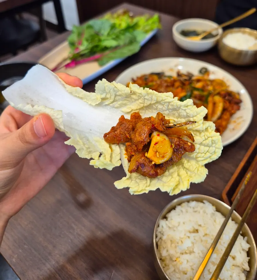 알배추 위에 올린 고추장 짚불구이 고기