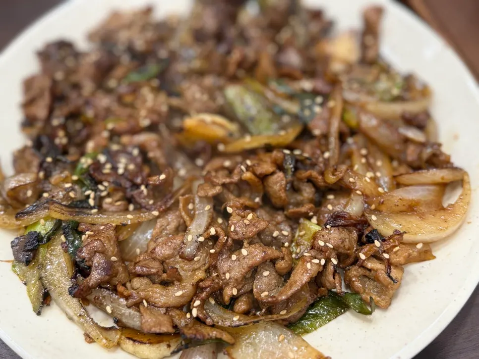 Straw-fire grilled pork with soy marinade soaked in