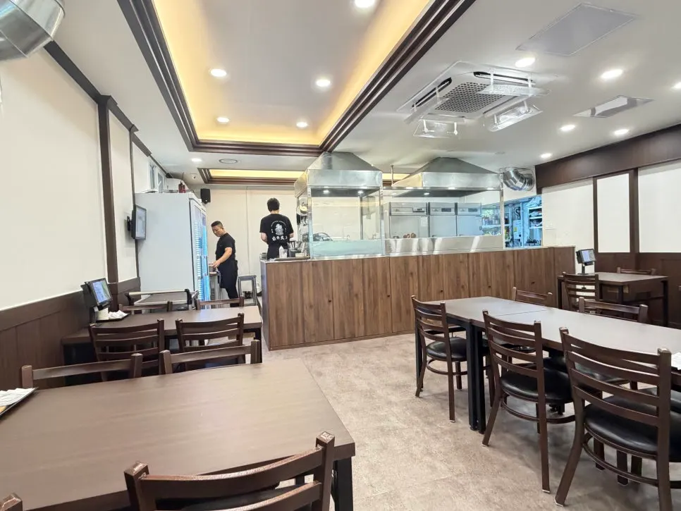 The indoor atmosphere at Baekhyang Jipbulgui