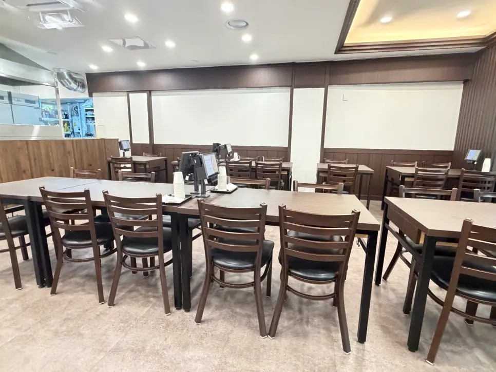 Tables and seating at Baekhyang Jipbulgui