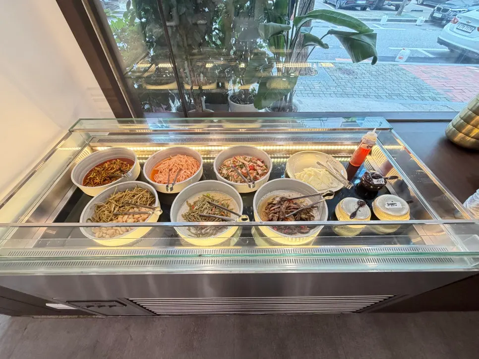 Table setting mid-meal at Baekhyang Jipbulgui