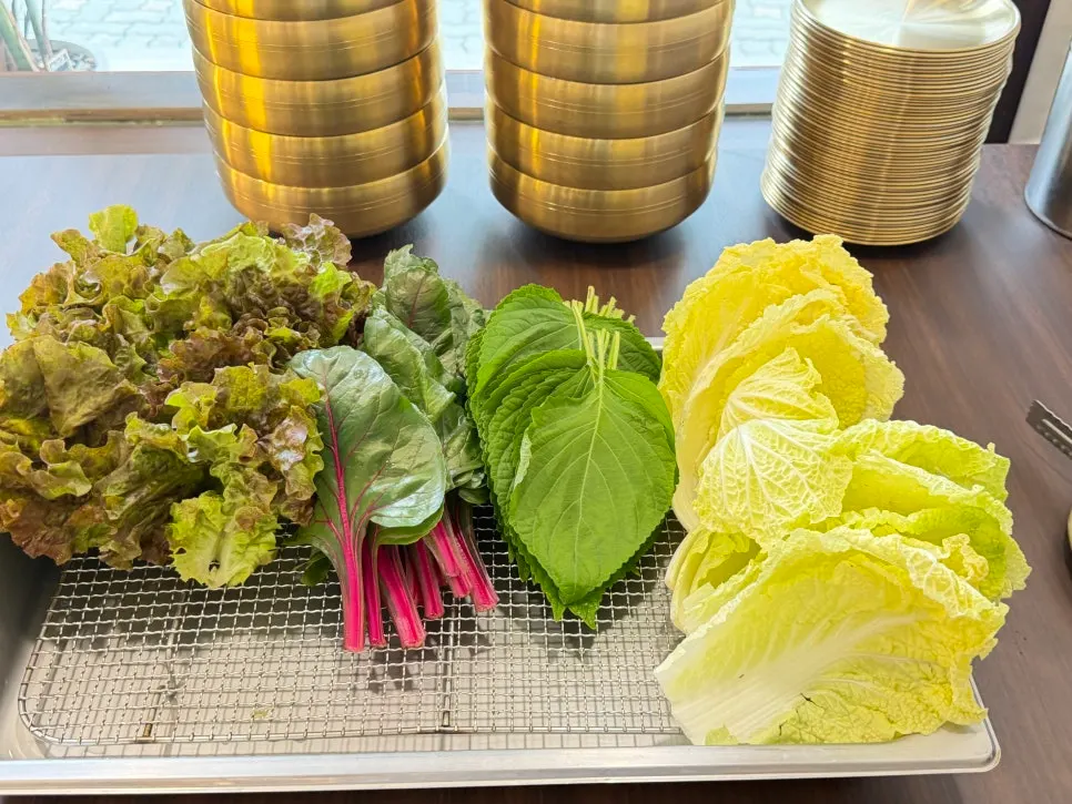 Side dishes and rice at Baekhyang Jipbulgui