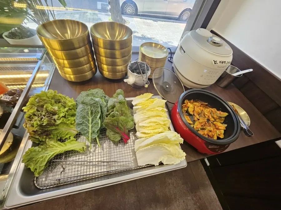 Self-service-bar side dishes available for unlimited refills