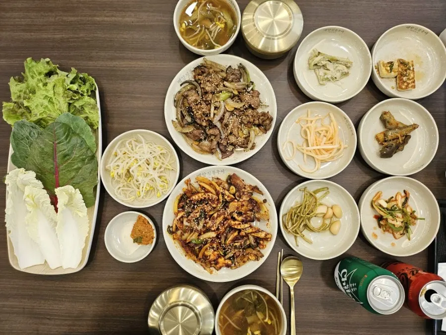A set meal of straw-fire-grilled pork and squid