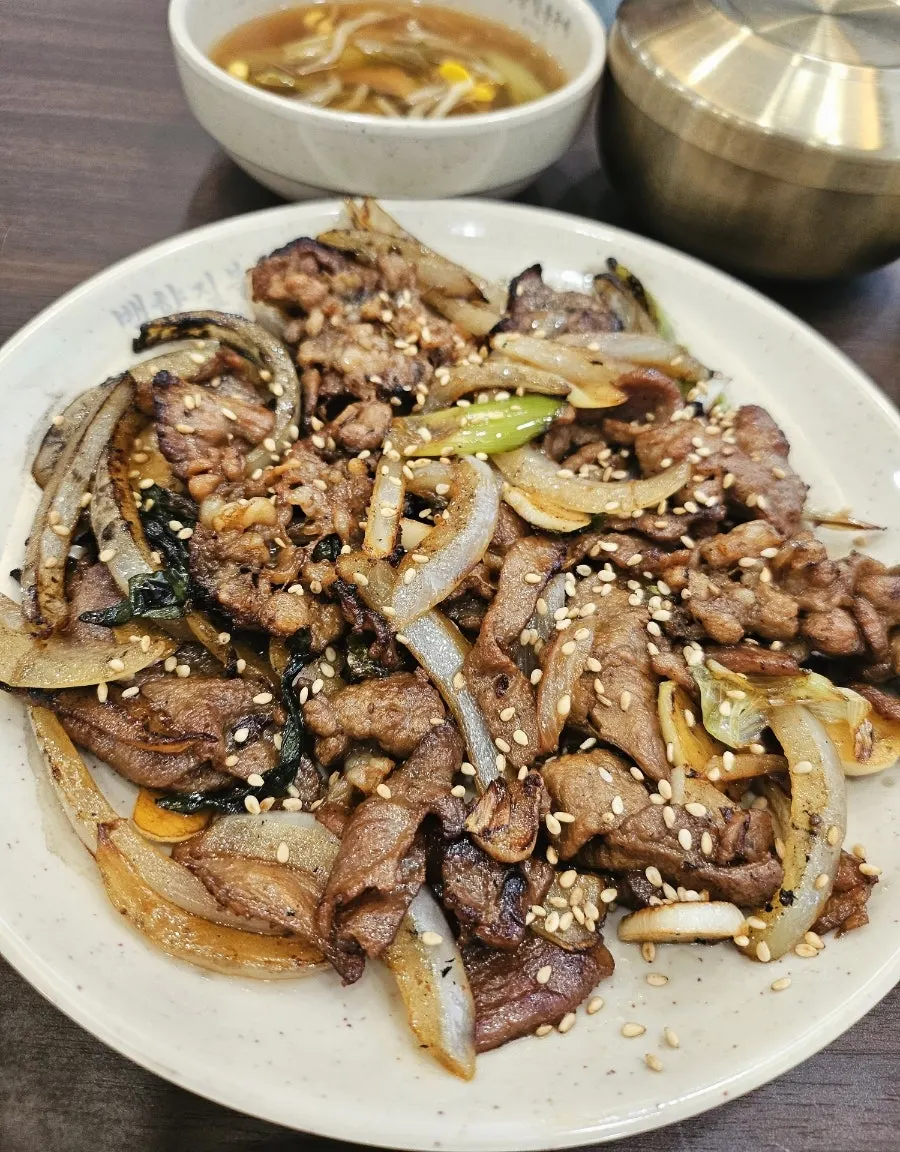 Straw-fire-grilled pork with a smoky aroma