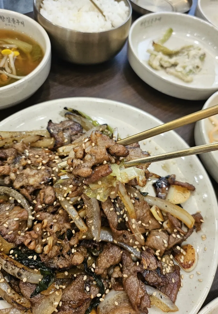 Straw-fire-grilled pork enhanced with straw-fire aroma