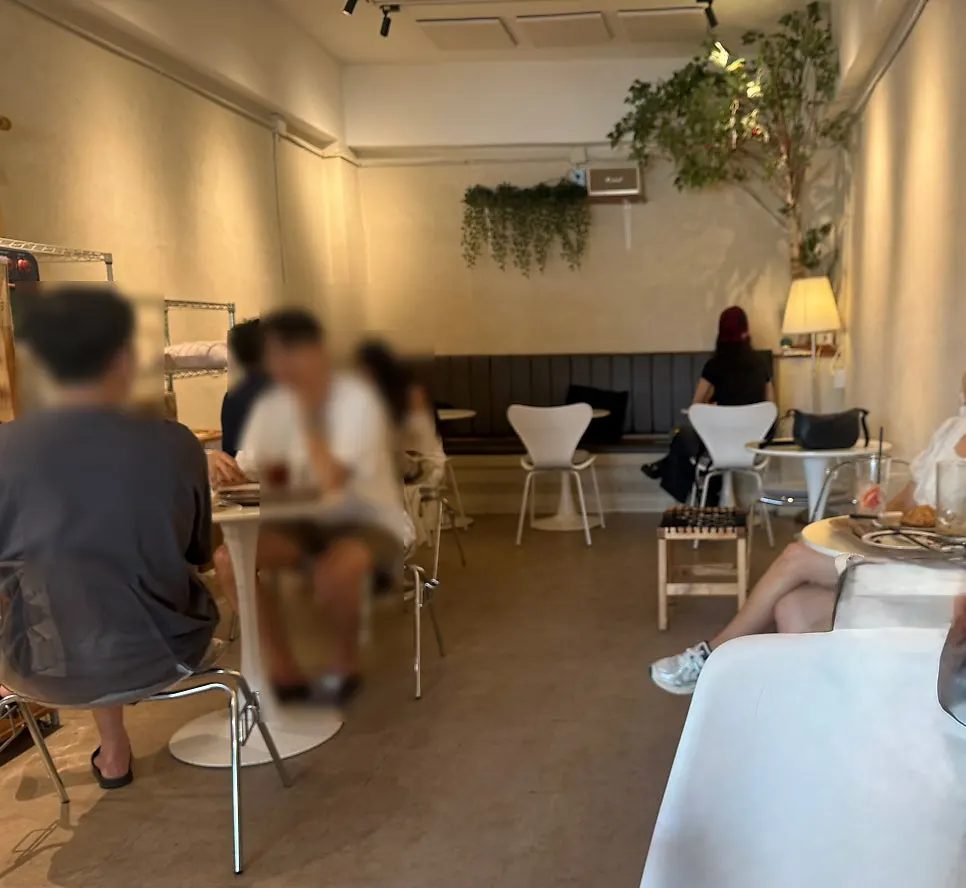 주말 방문객이 있는 그리드카페