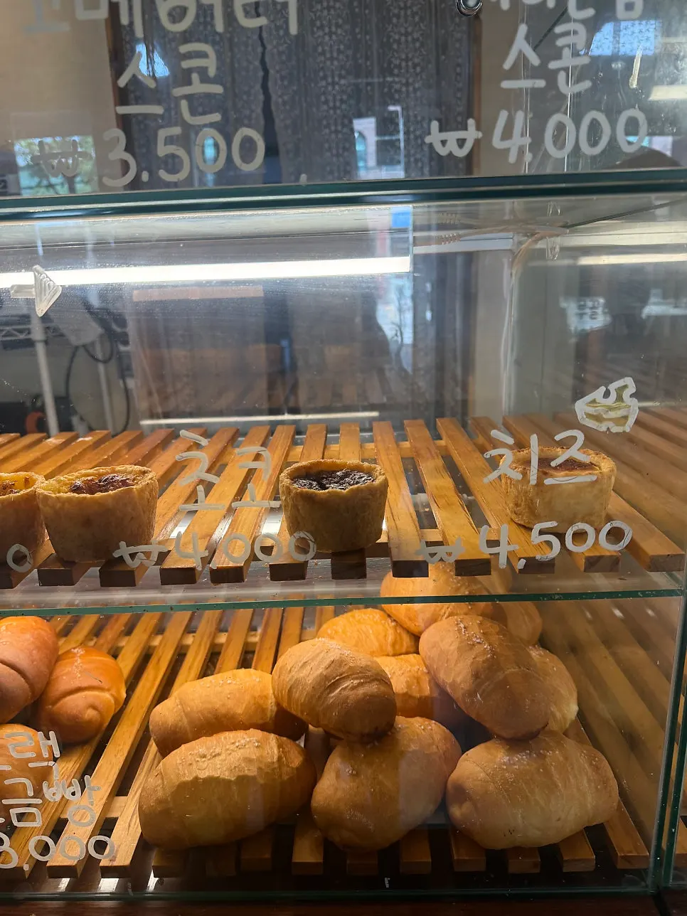 오후 품절된 베이커리 진열대