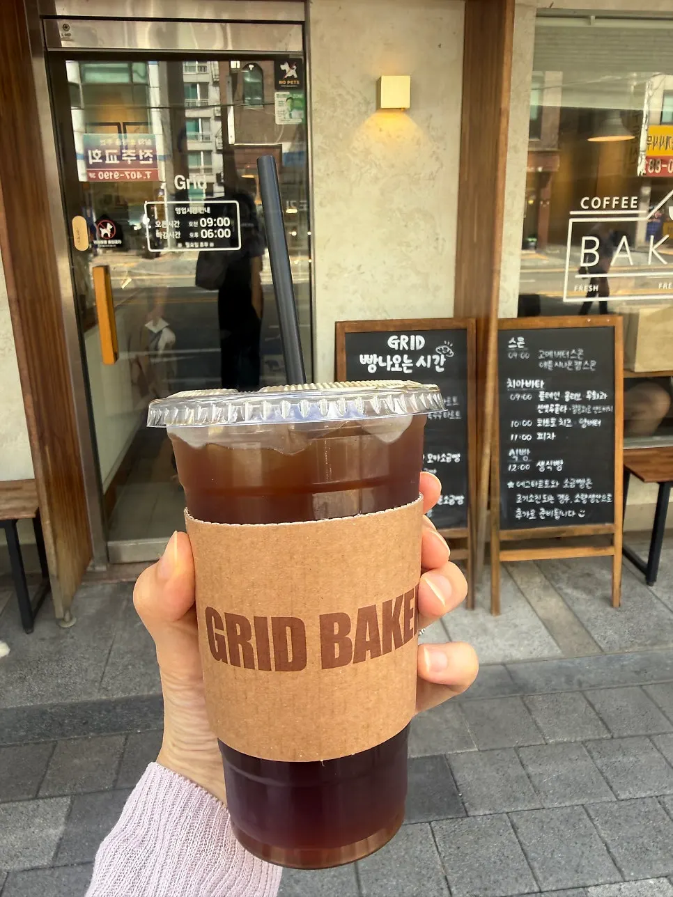 커피를 쏟은 뒤의 테이블