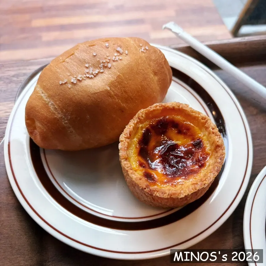 Cream-filled salt bread and original salt bread
