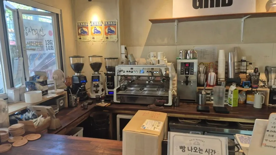 Dalaman kafe untuk mengambil pesanan dan menikmati kopi
