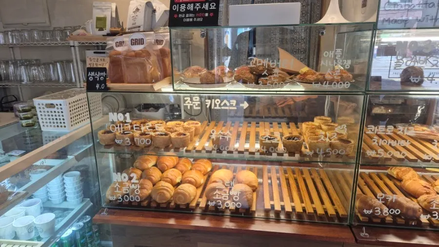 Tempat duduk kafe dengan meja kecil