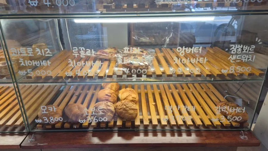 Meja kafe sesuai untuk seorang atau dua orang