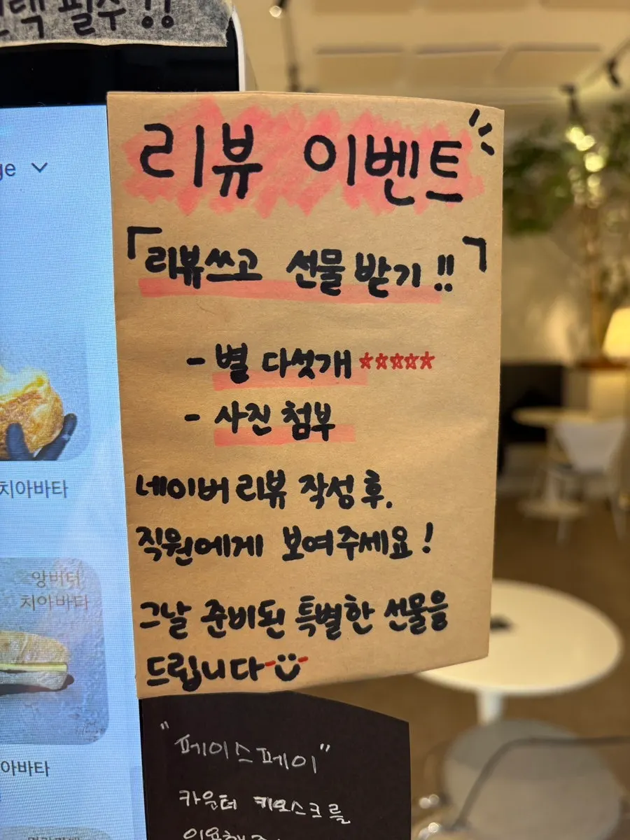 창가 바 좌석과 원형 테이블