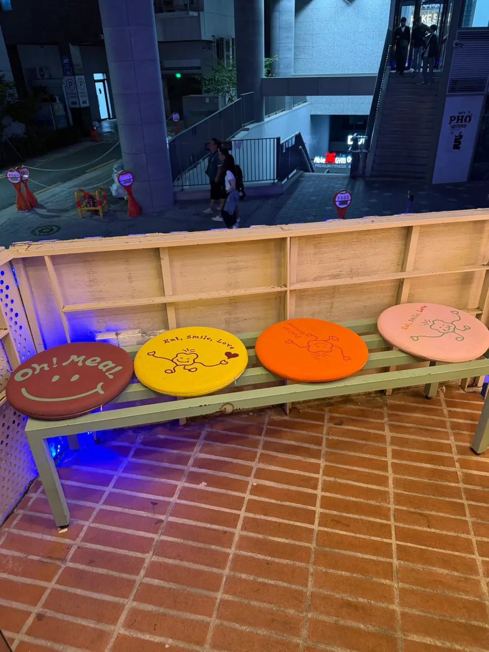 Walk-in waiting seats at Omil Hongdae