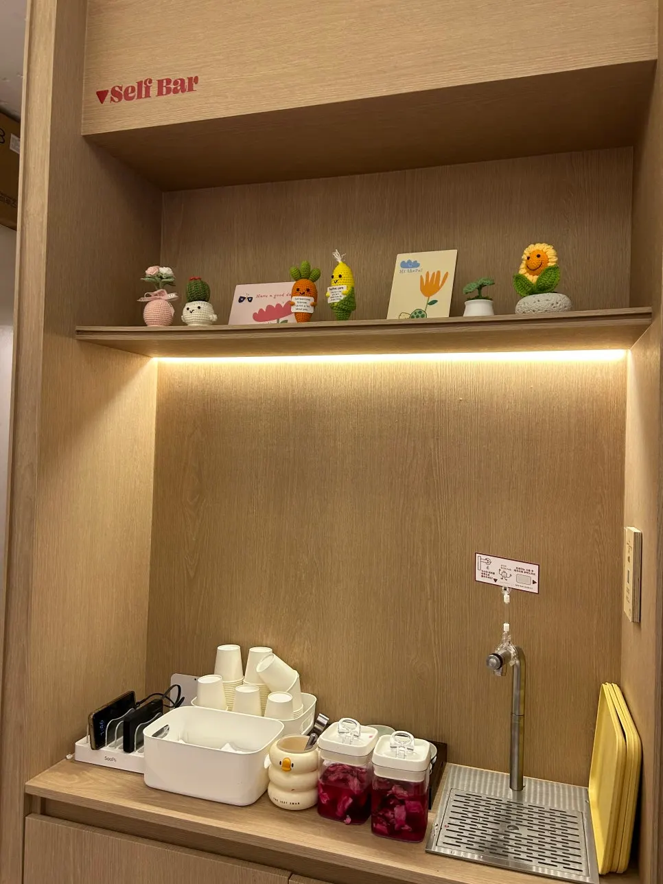 Self-service bar shelf with knitted decorations