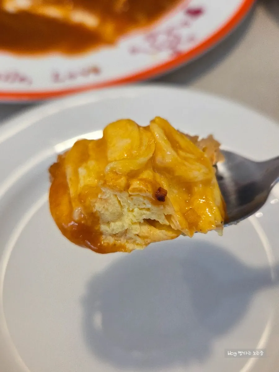 Close-up of the thick egg blanket omurice