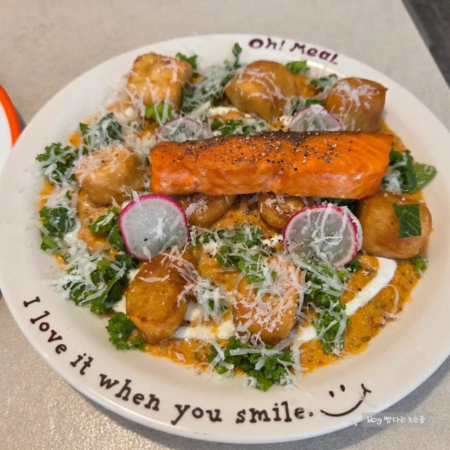 Plate of salmon steak gnocchi at Omil Seongsu