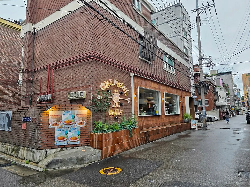 Exterior of Omil Seongsu on an alley corner