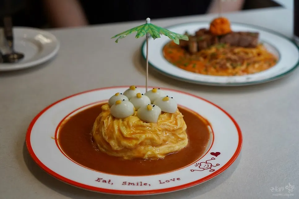 Rubber duck omurice with vacation-themed ducks on top