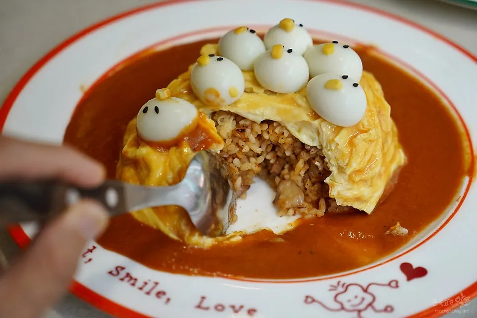 Rice revealed inside the omurice after cutting with a spoon